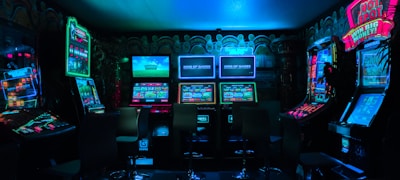 OB电竞平台云端观赛直播画面 - 多屏幕显示英雄联盟与足球比赛实时直播