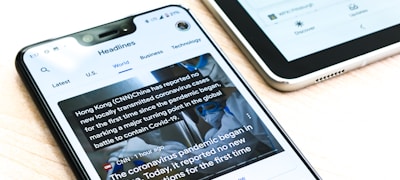 OB电竞平台深度专题报道配图 - 记者正在撰写电竞行业分析文章